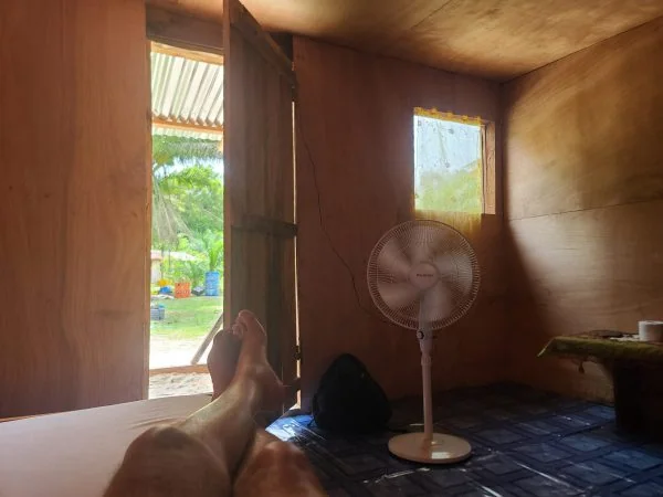 Intérieur d’un bungalow au Bangué Lodge dans la lagune d’Iguéla