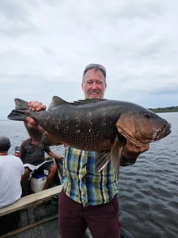 Pêche d’une carpe rouge dans la lagune d’Iguéla au Gabon