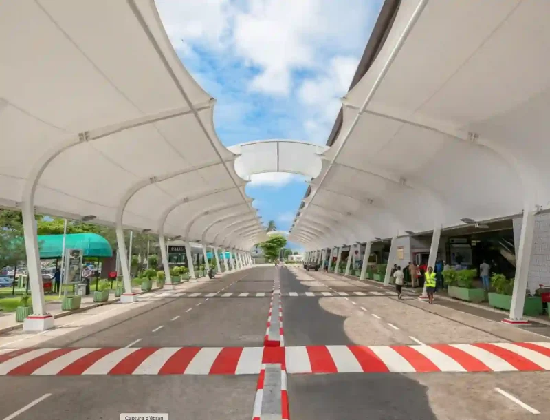 Zone de dépose de l’aéroport international de Libreville, principal point d’arrivée des voyageurs se rendant au Gabon avant leur transfert vers la lagune d’Iguéla.