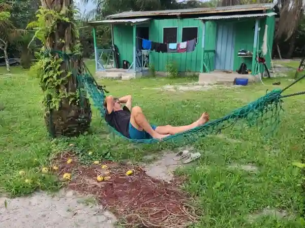Client se reposant dans un hamac devant les bungalows du Bangué Lodge, au cœur de la lagune d’Iguéla au Gabon.