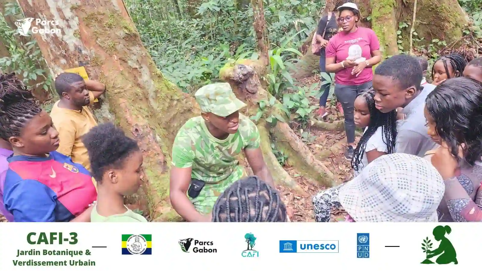 Éco-garde de l’ANPN animant une immersion éducative auprès d’un groupe de visiteurs autour des arbres et des plantes du Gabon.
