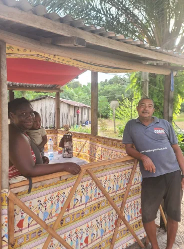 Membres de l’équipe de Bangué Lodge accueillant les voyageurs dans un espace de convivialité au cœur de la lagune d’Iguéla au Gabon.
