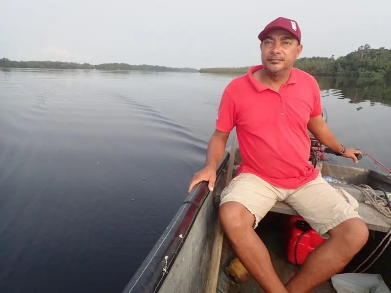 Guide local naviguant sur la lagune d’Iguéla en pirogue traditionnelle au cœur de la nature préservée du Gabon.