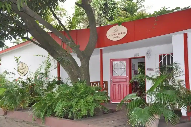 Entrée de l’hôtel Le Bougainvillier à Libreville, établissement offrant une solution d’hébergement confortable avant ou après un séjour dans la lagune d’Iguéla.