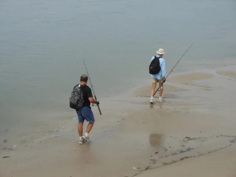 Deux pêcheurs sportifs explorent les berges de la lagune d’Iguéla au Gabon à la recherche des meilleurs postes de pêche dans un environnement naturel préservé.