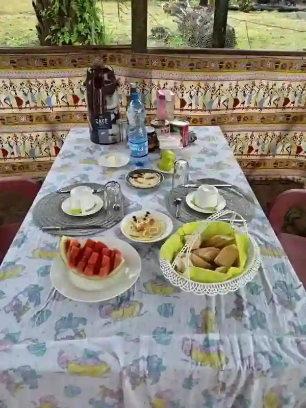 Petit-déjeuner servi sur la terrasse de Bangué Lodge avec fruits frais, pain, café et vue sur la nature préservée de la lagune d’Iguéla au Gabon.