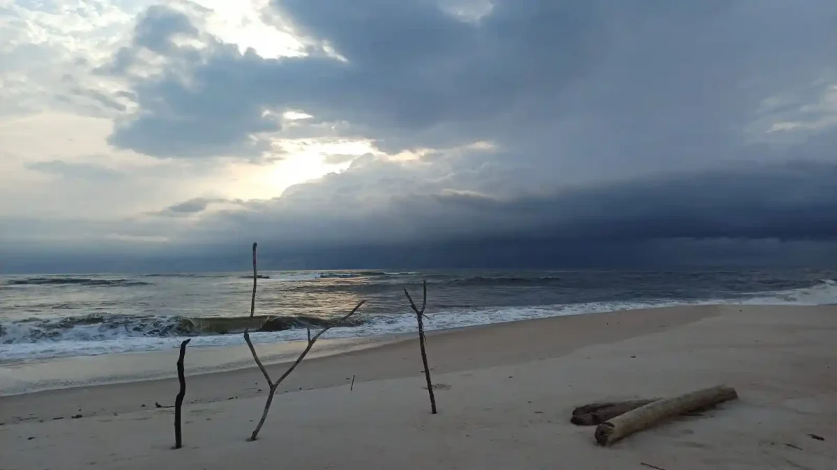 Plage sauvage de la lagune d'Iguéla au coucher du soleil, face à l'océan Atlantique, près de Bangué Lodge au Gabon.