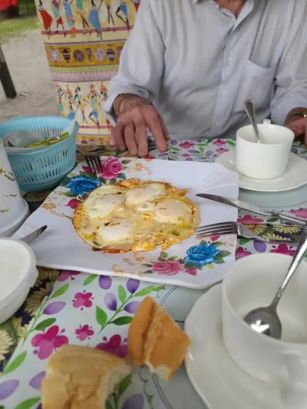 Repas préparé à Bangué Lodge avec brochettes, soupe maison et boissons, servi dans un cadre convivial au bord de la lagune d’Iguéla au Gabon.