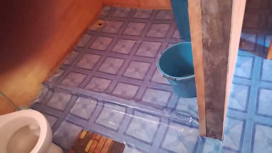 Salle d’eau privative d’un bungalow de Bangué Lodge avec sanitaires et espace de toilette dans un hébergement au cœur de la lagune d’Iguéla.