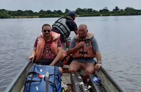 Passagers avec leurs bagages à bord d’une pirogue pendant l’arrivée à Iguéla par la lagune.