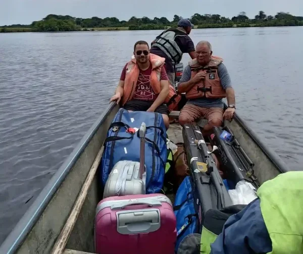 Passagers avec leurs bagages à bord d’une pirogue pendant l’arrivée à Iguéla par la lagune.