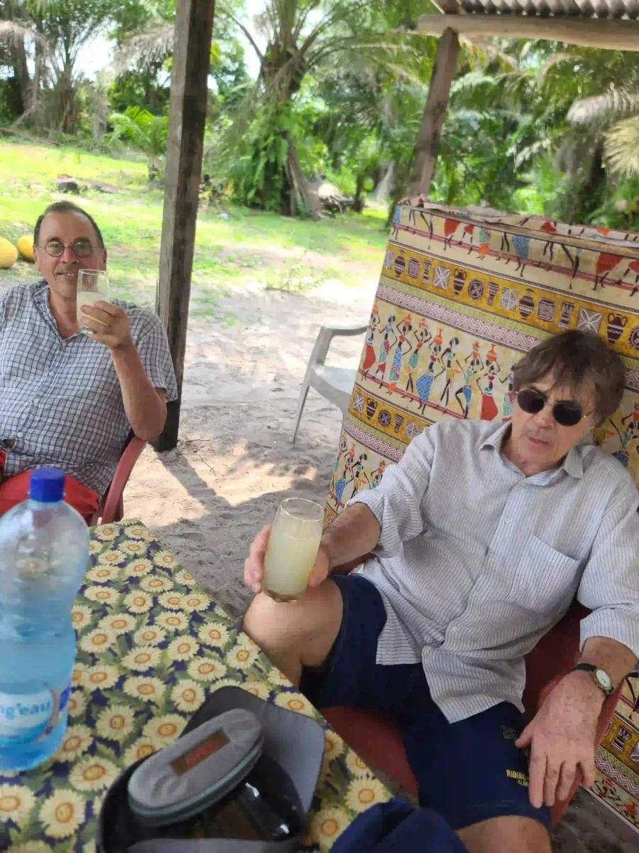Deux visiteurs profitant d’un moment de détente autour d’une boisson à Bangué Lodge, dans un cadre tropical.