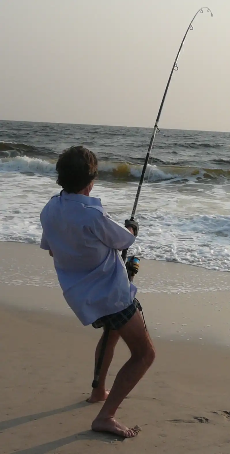 Pêcheur en combat avec un capitaine depuis la plage d'Iguéla au Gabon.