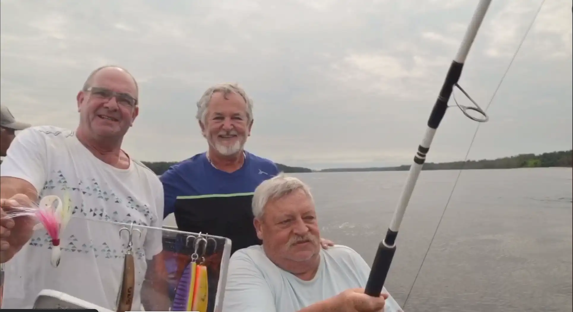 Trois pêcheurs à bord d’une pirogue avec leurs cannes et leurs leurres sur la lagune d’Iguéla au Gabon.