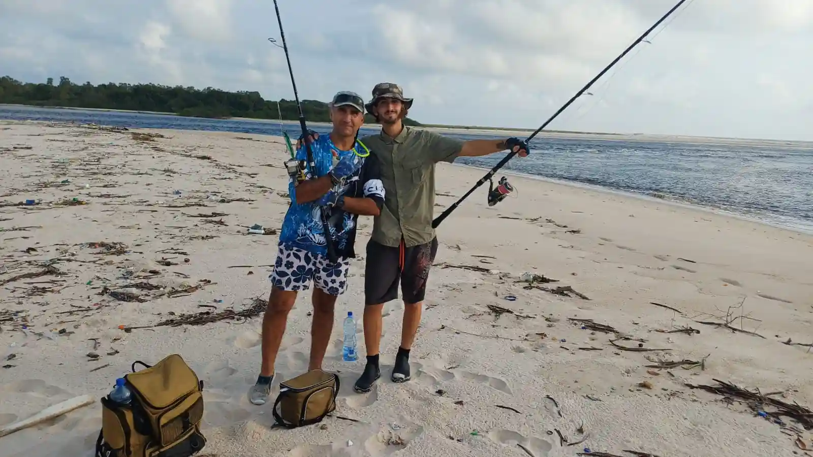 Deux pêcheurs avec leurs cannes de surf-casting sur une plage d’Iguéla, au bord de l’océan.