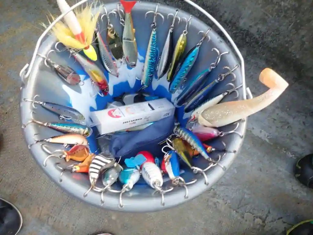 Bassine remplie de leurres colorés utilisés pour la pêche sportive à Iguéla au Gabon.