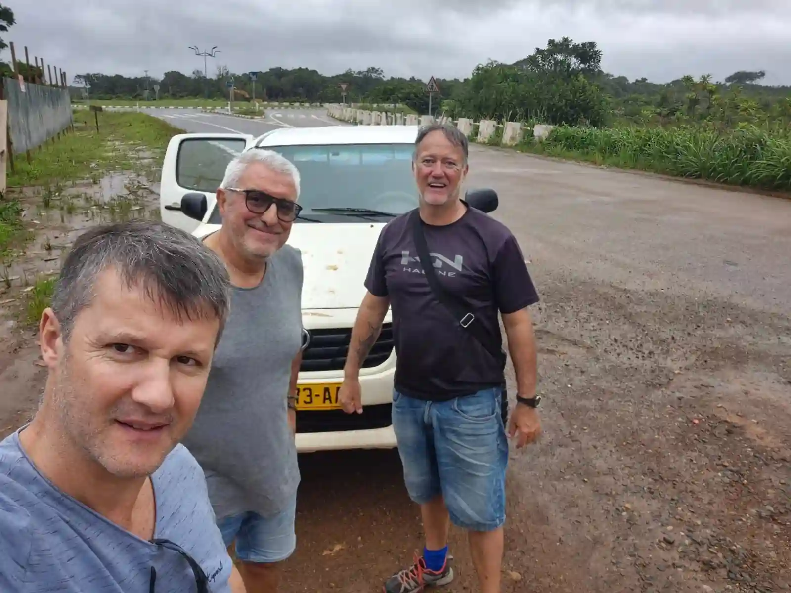 Laurent, Pascal et Stéphane, habitués des voyages de pêche, photographiés lors de leur trajet vers Iguéla au Gabon.