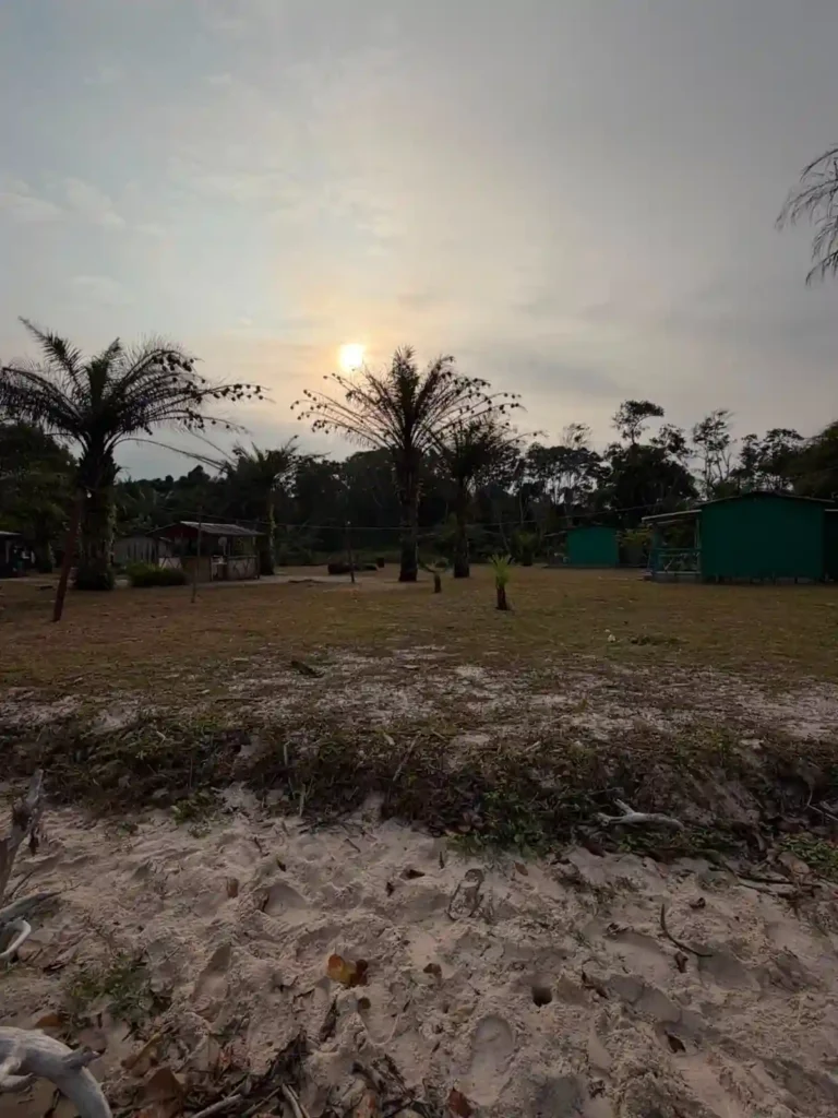 Bangué Lodge au coucher du soleil dans un environnement naturel au Gabon