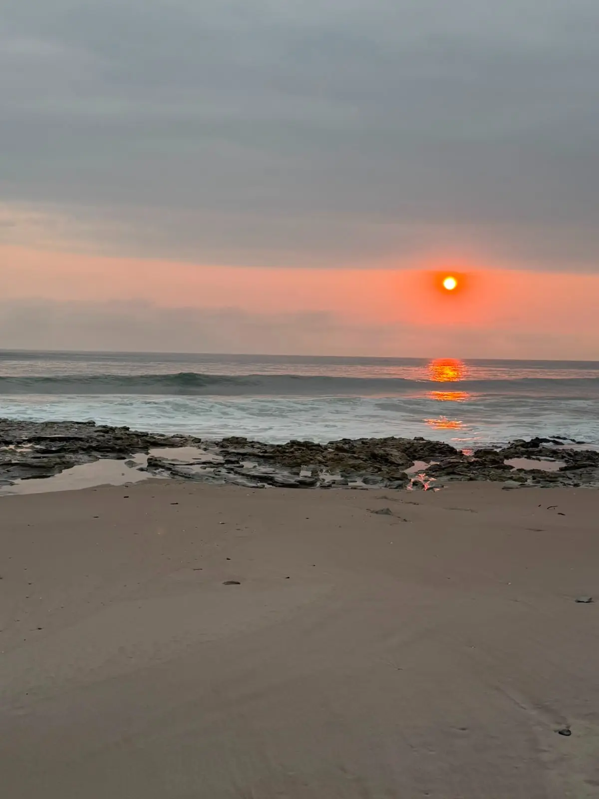 Coucher de soleil sur une plage sauvage près du Bangué Lodge au Gabon