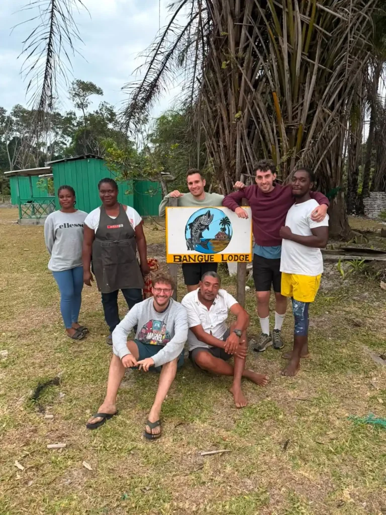 Équipe du Bangué Lodge et voyageurs réunis devant le lodge au Gabon