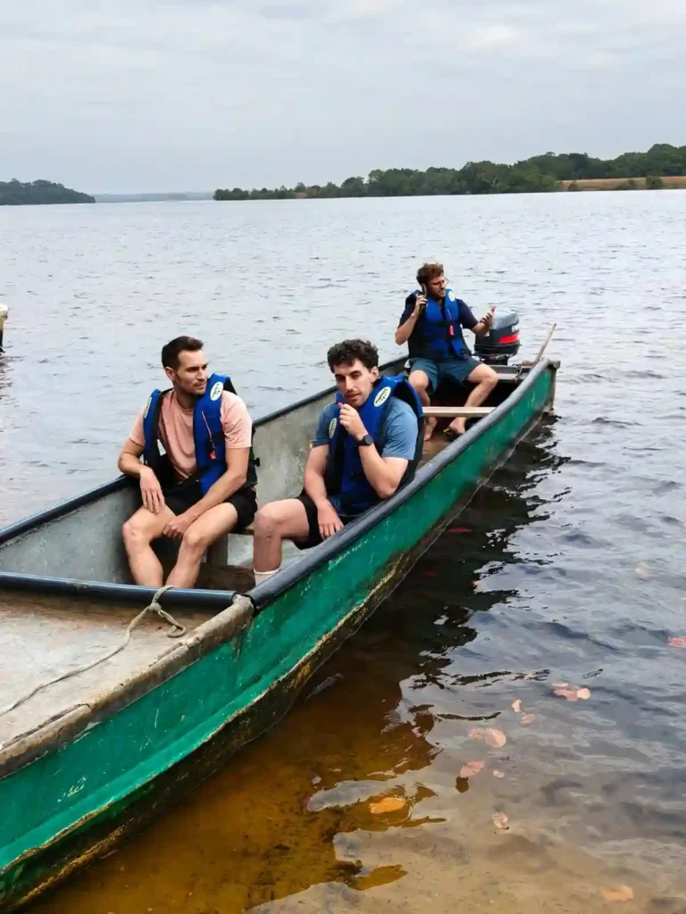 Excursion en pirogue sur la lagune près du Bangué Lodge au Gabon