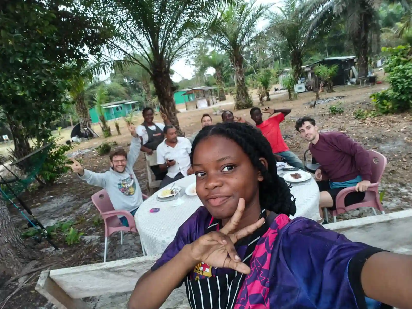 Repas convivial avec l’équipe et les voyageurs au Bangué Lodge au Gabon