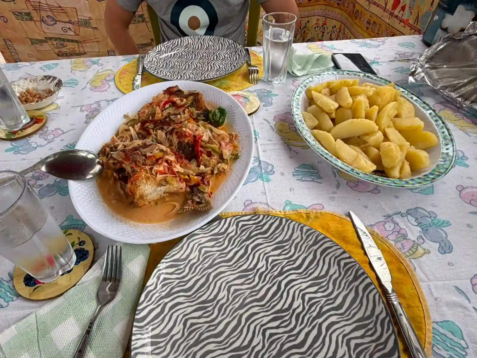 Repas de poisson et accompagnement servi au Bangué Lodge au Gabon