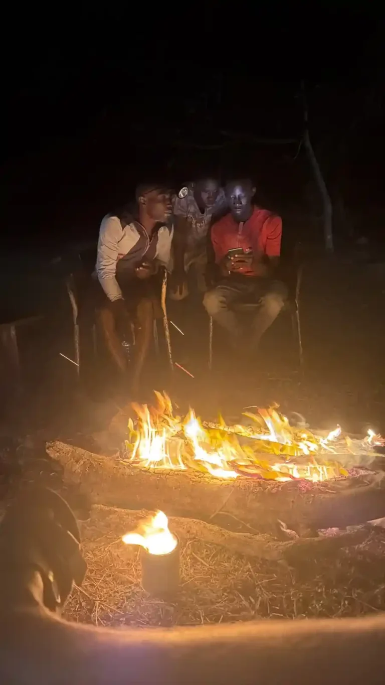 Soirée autour du feu de camp au Bangué Lodge au Gabon
