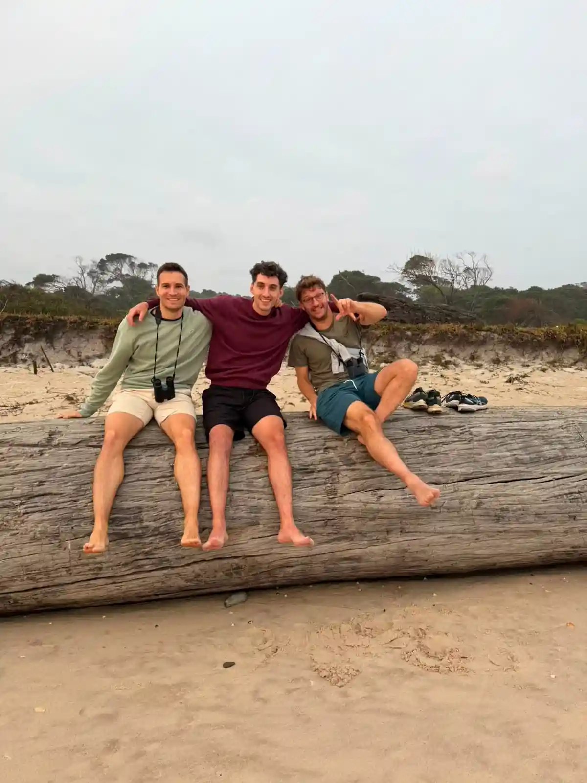 Voyageurs sur une plage sauvage près du Bangué Lodge au Gabon